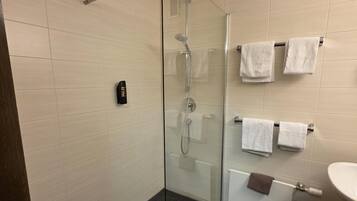 Quarto casal superior, sacada, vista para o jardim | Comodidades do quarto