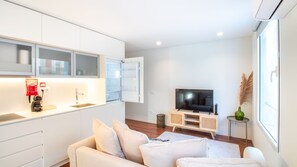 TV - Bombarda 2J by LovelyStay (Porto)