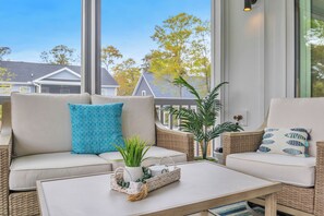 テレビ、暖炉、書庫