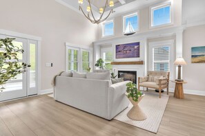 テレビ、暖炉、書庫