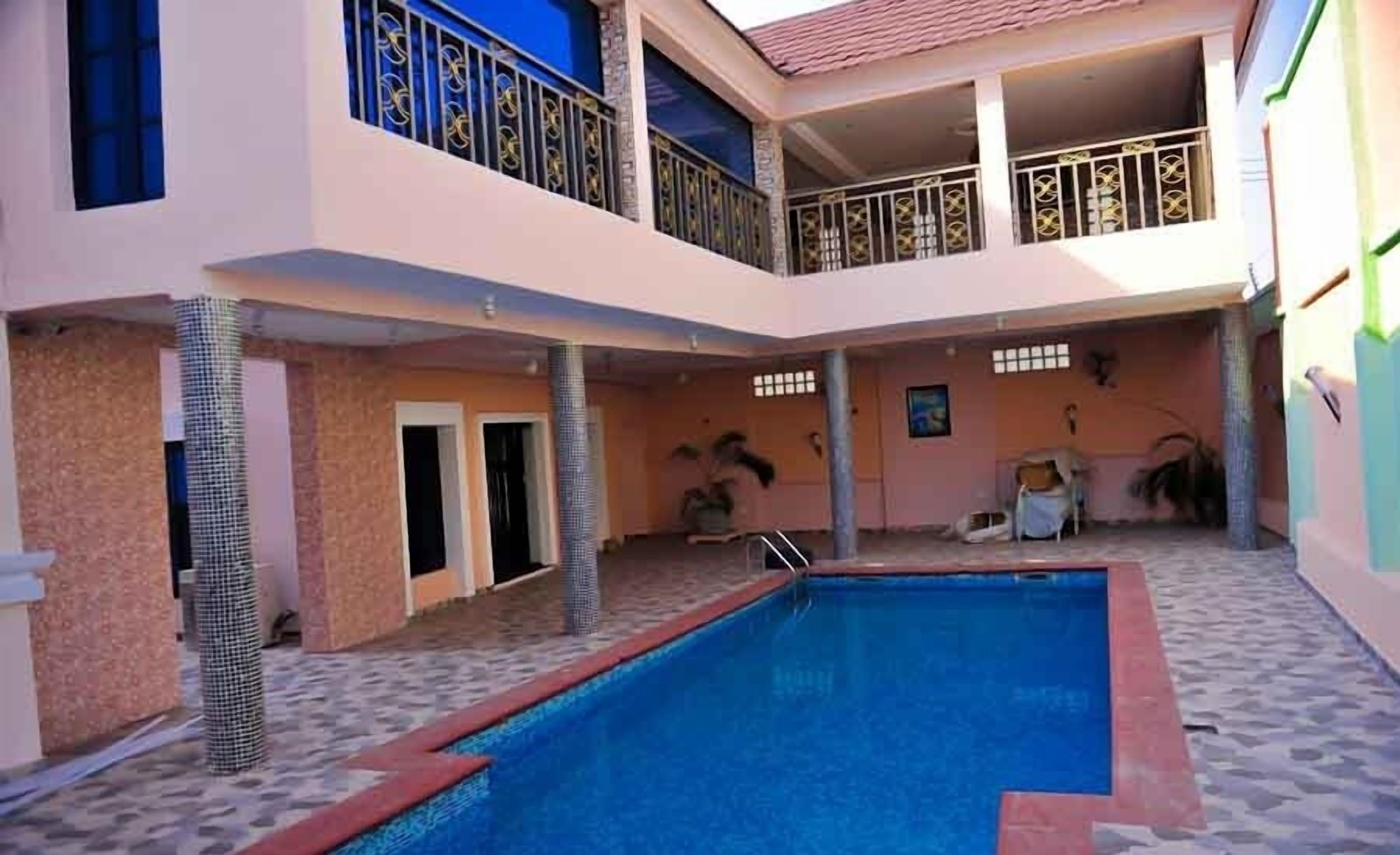 สระว่ายน้ำกลางแจ้ง