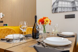 Dining - APARTMENT CONVENIENT TO DOWNTOWN IN FREE PARKING AREA (Torino)