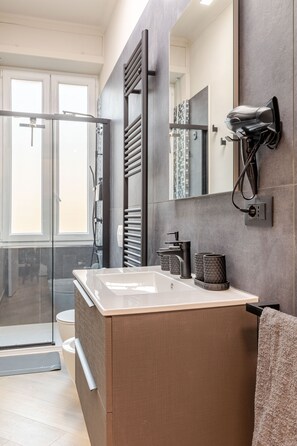Bruser, hårtørrer, bidet, håndklæder