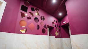 A bathroom with a purple wall and marble flooring. - P.C. BOUTIQUE H. CASTEL NUOVO by ClaPa Group Dislocated Hospitality (Naples)