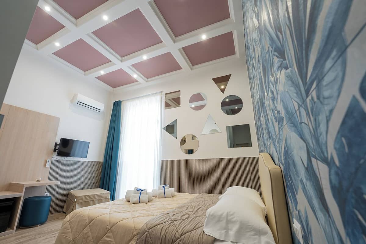 Luxury Studio Suite, Jetted Tub, Annex Building (Via Guglielmo S. Felice) | Desk, soundproofing, cribs/infant beds, free WiFi