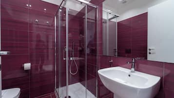 Superior-Zimmer, Blick auf den Innenhof, Annex (Via Guglielmo S. Felice) | Badezimmer | Dusche, kostenlose Toilettenartikel, Haartrockner, Handtücher