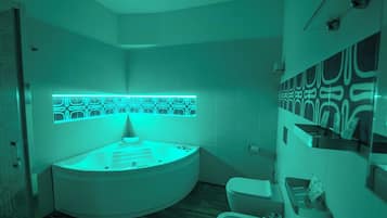 Suite monolocale Luxury, idromassaggio, edificio separato (Via Guglielmo S. Felice) | Vasca idromassaggio