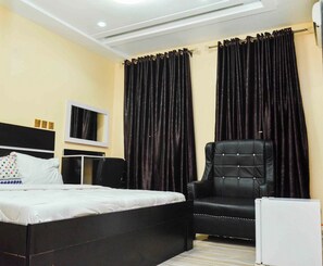 Habitación individual Deluxe | Escritorio, espacio para trabajar con un portátil, cortinas opacas