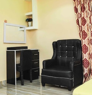Quarto casal superluxo de uso individual, vista para a colina | Área de estar