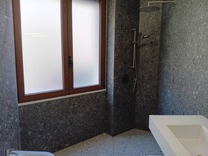 Dusj, hårføner, bidé og håndklær