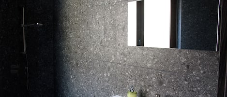 Dusche, Haartrockner, Bidet, HandtĂŒcher