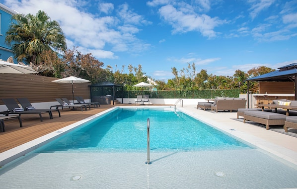 Utendørsbasseng og et oppvarmet basseng