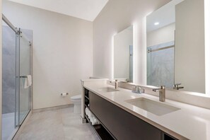 Premium bedding, desk, laptop workspace, blackout curtains - The J Hotel Dunedin near Honeymoon Island State Park, an Ascend Collection Hotel (Dunedin)