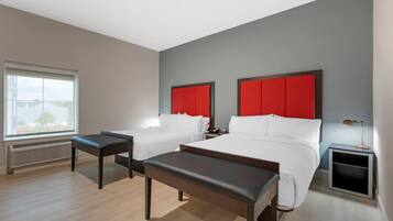 Quarto standard, 2 camas Queen, para não fumantes, vista para o pátio | Roupas de cama premium, escrivaninha, espaço de trabalho para notebook
