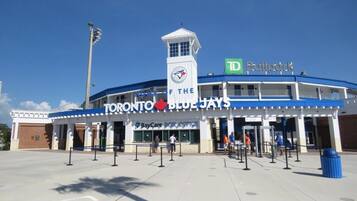 Une entrée du stade des Toronto Blue Jays, avec un guichet BayCare et une enseigne TD Bank.