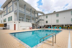 Outdoor pool - The J Hotel Dunedin near Honeymoon Island State Park, an Ascend Collection Hotel (Dunedin)