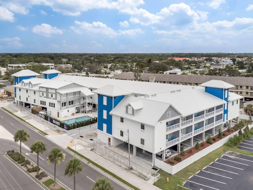 The J Hotel Dunedin near Honeymoon Island State Park, an Ascend Collection Hotel