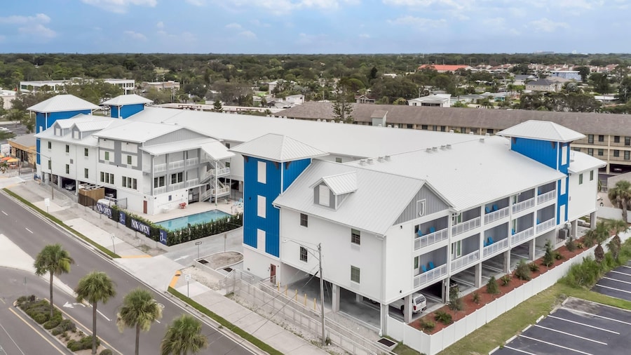The J Hotel Dunedin near Honeymoon Island State Park, an Ascend Collection Hotel