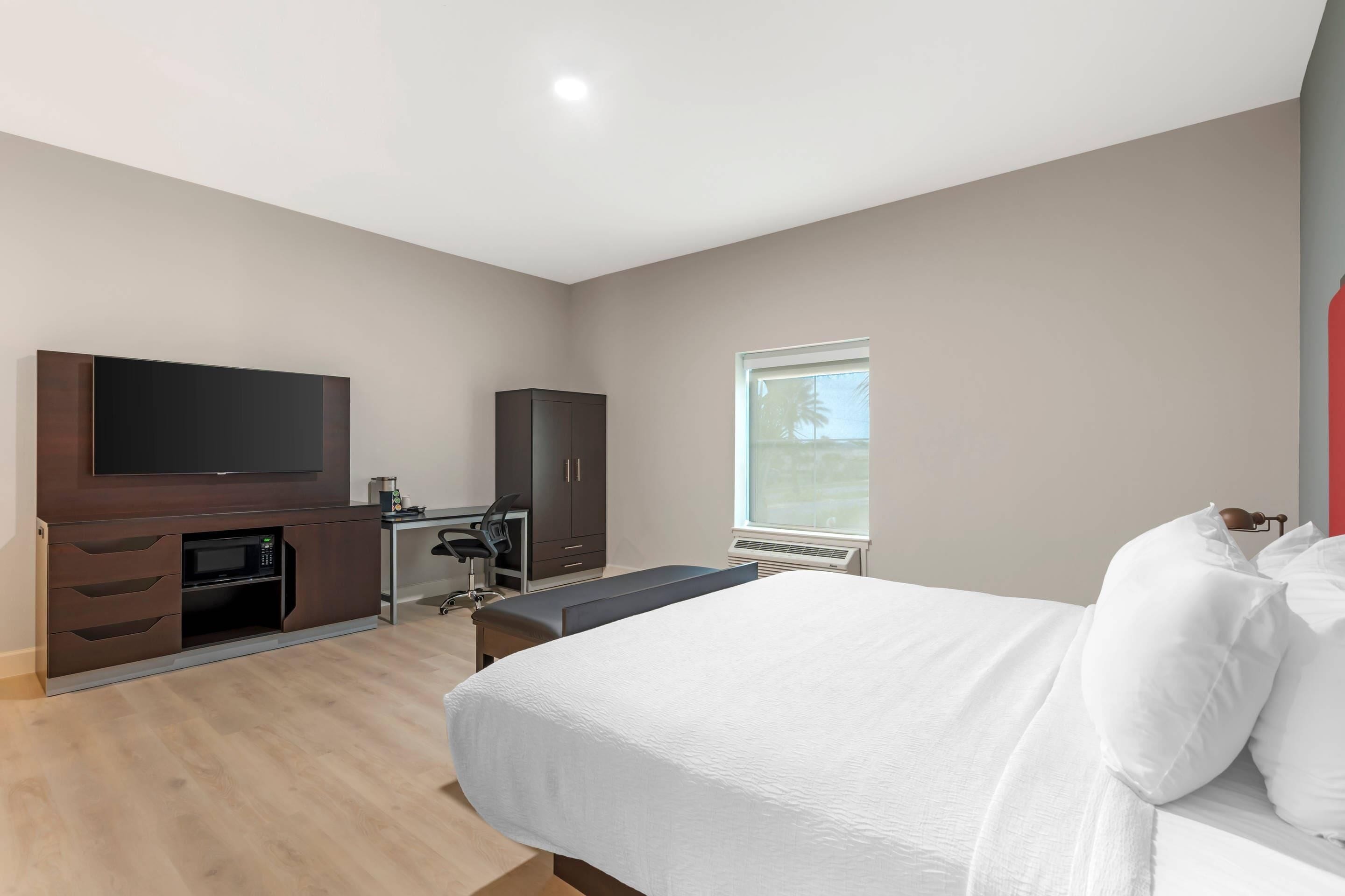 Room, 1 King Bed, Accessible, Non Smoking | Premium bedding, desk, laptop workspace, blackout drapes