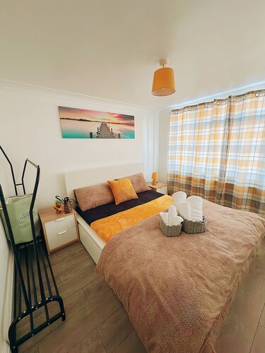 Modern Apartment for 4 sleeps close to Ascot Racecourse, Legoland & Heathrow