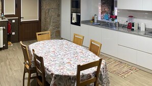 A compact kitchen with a dining area. - Village of Moura Morta (Castro Daire)