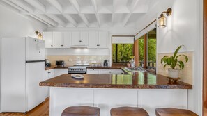 Kjøleskap, ovn, oppvaskmaskin og brødrister