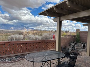 Outdoor dining - Updated 3-Bedroom House with AC, WiFi in Green Valley with Spectacular Views (Green Valley)