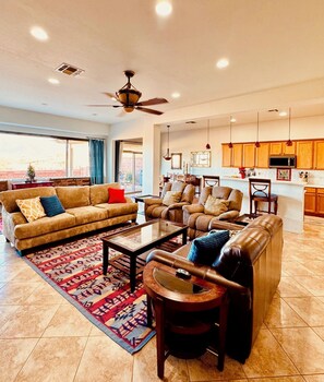 Smart TV - Updated 3-Bedroom House with AC, WiFi in Green Valley with Spectacular Views (Green Valley)