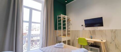 Superior kamer, uitzicht op de binnenplaats, bijgebouw (Via Guglielmo S. Felice) | Een bureau, babybedden (toeslag), gratis wifi, beddengoed