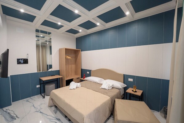 Economy-huone, parveke, näköala pihalle | Työpöytä, vauvansängyt, ilmainen Wi-Fi, vuodevaatteet