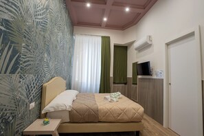 Comfort-huone, näköala pihalle, lisärakennuksessa (Via Guglielmo S. Felice) | Työpöytä, vauvansängyt, ilmainen Wi-Fi, vuodevaatteet