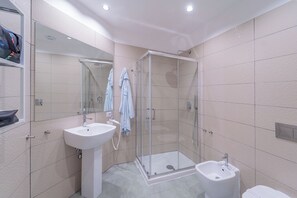 Superior Room, Courtyard View, Annex Building (Via Guglielmo S. Felice) | Bathroom | Shower, free toiletries, hair dryer, towels - MEDINA ART & LIFESTYLE NAPOLI CENTRO by ClaPa Group Dislocated Hospitality (Naples)