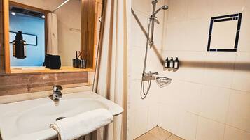 淋浴設備、風筒、提供毛巾、廁紙