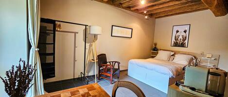 1 غرفة نوم ومكتب وواي فاي وملاءات أسرّة