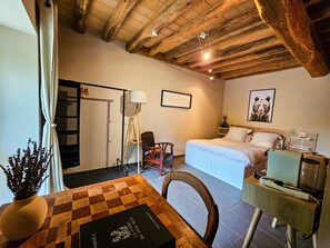 1 bedroom, desk, WiFi, bed sheets - Peaceful Ground-Floor Suite w/ Garden + Hot Tub (Étivey)