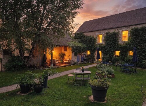 Peaceful Ground-Floor Suite w/ Garden + Hot Tub