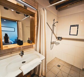 Shower, hair dryer, towels, toilet paper - Peaceful Ground-Floor Suite w/ Garden + Hot Tub (Étivey)