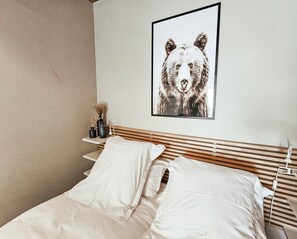 1 bedroom, desk, WiFi, bed sheets
