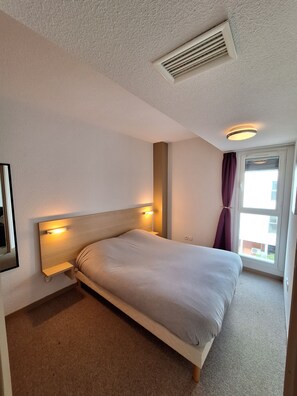 2 Schlafzimmer, Reisekinderbett, kostenloses WLAN, Bettwäsche