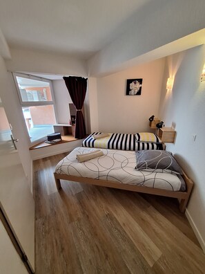 2 bedrooms, travel cot, free WiFi, bed sheets