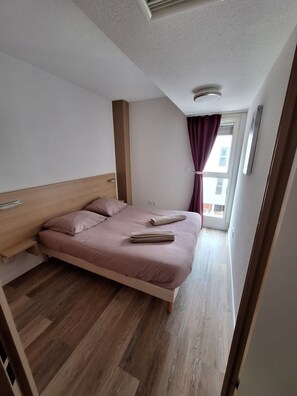 2 dormitorios, cuna de viaje, wifi gratis y ropa de cama