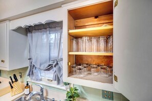 Fridge, microwave, oven, stovetop - Pet-Friendly 5BR Lakeview Home~~Sleeps 14~~3,300 Sq. Ft. (Decatur)