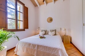 3 habitaciones y tabla de planchar con plancha