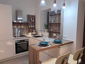 Fridge, oven, stovetop, dishwasher