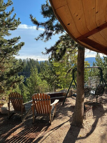 Fun-sized 3-bedroom cottage on the river, plus hot tub. Pet-Friendly!