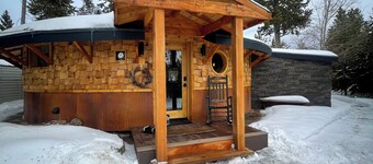 Fun-sized 3-bedroom cottage on the river, plus hot tub. Pet-Friendly!