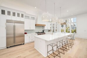 Refrigerador, microondas, horno, lavavajillas