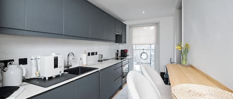 Coffee/tea maker, fridge, oven, stovetop