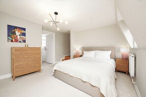 3 bedrooms, desk, iron/ironing board, WiFi - Sunny and spacious 3BR Home – Steps from Paddington Station & Hyde Park (London)