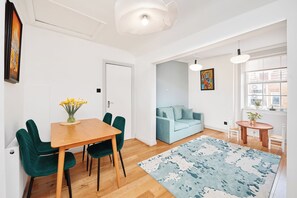 Interior - Sunny and spacious 3BR Home – Steps from Paddington Station & Hyde Park (London)